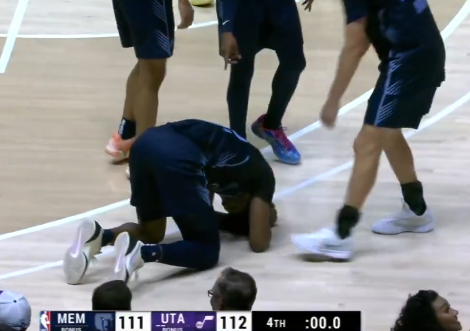 😭杜兰特：小伙子我懂你啊！GG-杰克逊绝平三分踩线懊恼跪地！