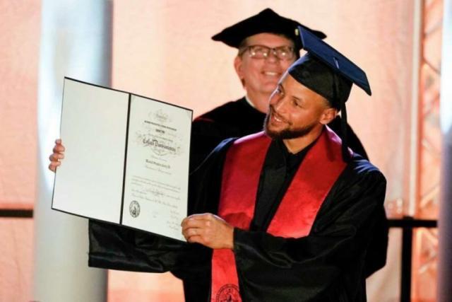 戴维森退役库里大学球衣 库里：是不可思议的一天