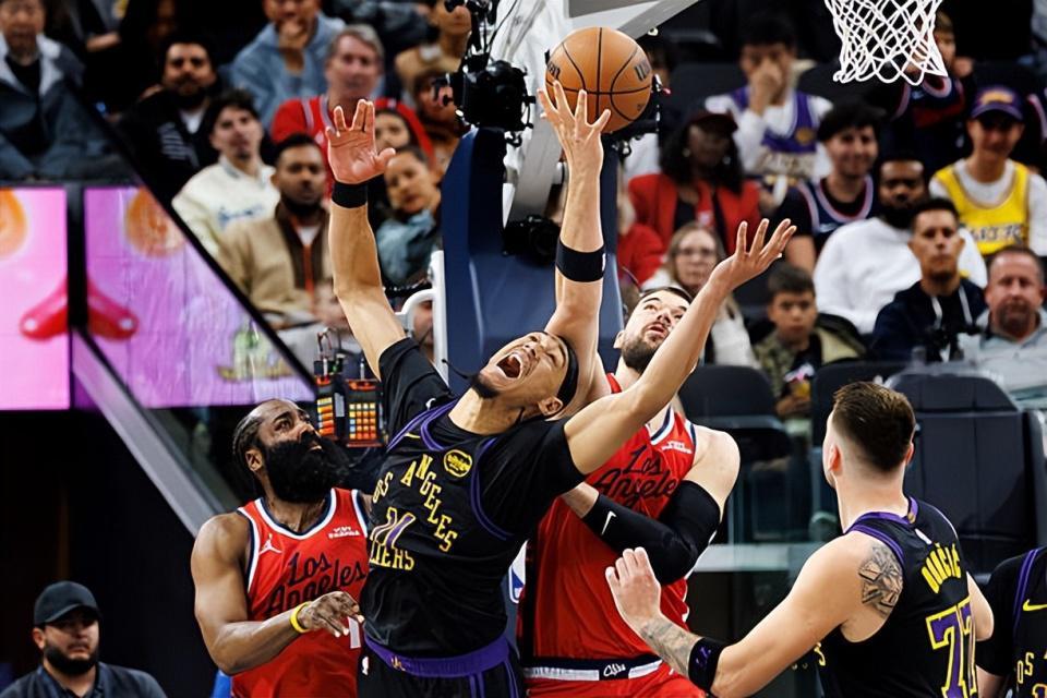 BetVictor伟德官方网站-只是能力有限而已！湖人替补中锋好歹在比赛态度方面值得肯定？