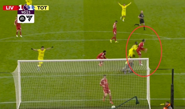 BetVictor伟德官网-里沙利松无人盯防上演绝平，范戴克无奈甩手跺地